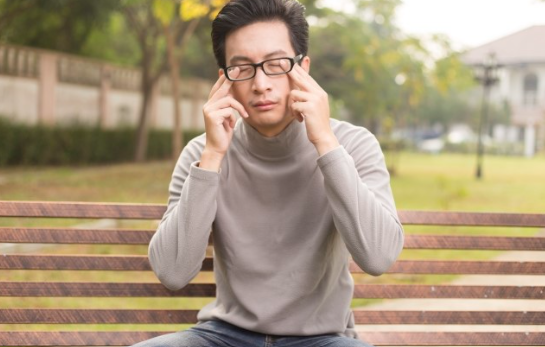 눈 침침하고 뻑뻑할 때 안구건조증, 온열 눈 마사지 도움 될까? 1 현대인의 고질병 안구건조증과 온열 마사지의 효과